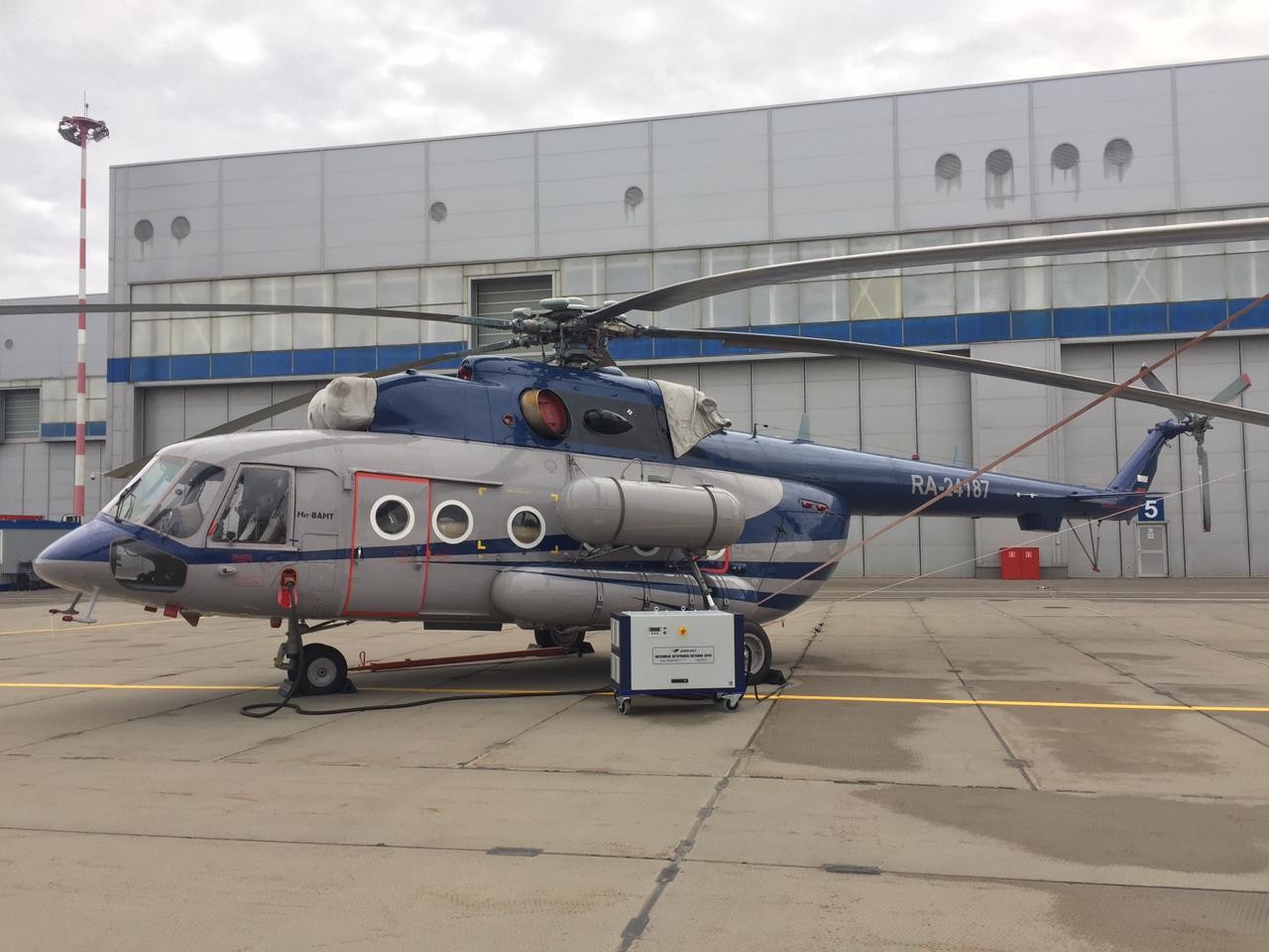 Источник питания POWERSTART подключён к вертолёту Ми-8 на аэродроме