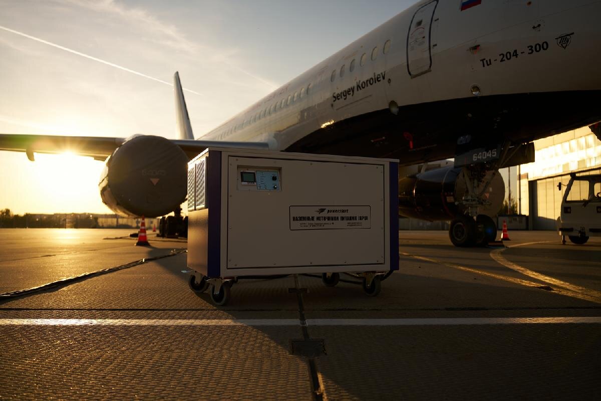 Источник питания POWERSTART у самолёта Ту-204-300 на площадке Внуково-3